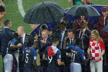 Dilúvio em Moscovo na hora da entrega da taça do campeonato do mundo