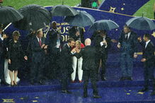 Dilúvio em Moscovo na hora da entrega da taça do campeonato do mundo