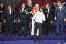 Dilúvio em Moscovo na hora da entrega da taça do campeonato do mundo