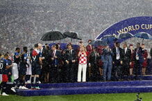 Dilúvio  em Moscovo na hora da entrega da taça do campeonato do mundo