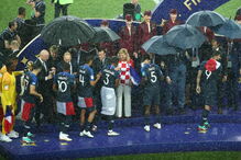 Dilúvio em Moscovo na hora da entrega da taça do campeonato do mundo
