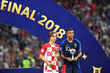 Luka Modric a receber o troféu