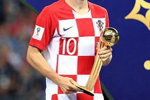 Luka Modric a receber o troféu