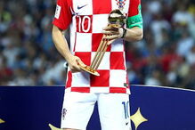 Luka Modric a receber o troféu