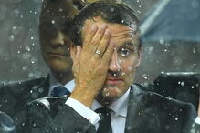 Macron encharcado pela chuva na final de Moscovo