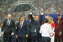 Infantino, Putin, Macron e Kolinda Grabar-Kitarović, presidente da Croácia, à chuva em Moscovo