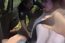 Mulheres polícias suspensas por decisão caricata