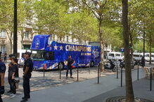 Autocarro dos campeões do mundo decorado por portugues