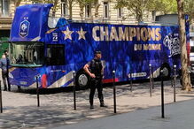 Autocarro dos campeões do mundo decorado por portugues