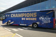 Autocarro dos campeões do mundo decorado por portugues