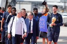 Campeões do Mundo em futebol ao chegarem a França