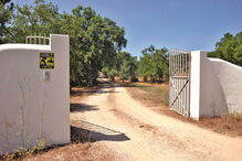Entrada do empreendimento rural, na aldeia de Portela, em Azeitão, onde ocorreu o trágico acidente