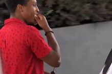 Momento em que o jovem recebe a oferta do diretor