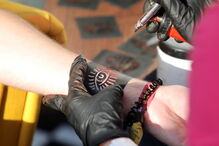 Tatuador em atividade no Festival Super Bock Super Rock de 2018