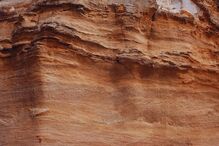 Joana Duarte em poses ousadas com amiga na praia