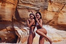 Joana Duarte em poses ousadas com amiga na praia