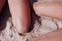 Joana Duarte em poses ousadas com amiga na praia