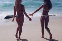 Joana Duarte em poses ousadas com amiga na praia