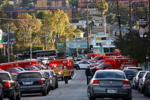 Mulher morre após homem fazer reféns em supermercado em Los Angeles