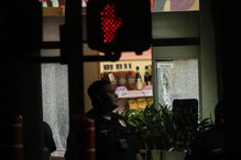 Mulher morre após homem fazer reféns em supermercado em Los Angeles