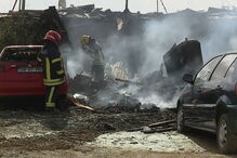 Incêndio faz sete desalojados e queima três viaturas em bairro de Loures