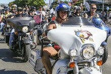 Motards desfilam no último dia da concentração de Faro