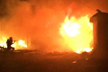 Fogo destrói casas e carros em Loures