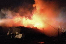 Fogo destrói casas e carros em Loures