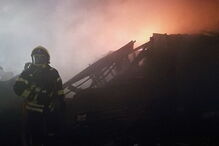 Fogo destrói casas e carros em Loures