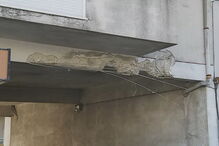 Camião embate em edifício na Amora