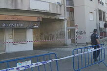 Camião embate em edifício na Amora