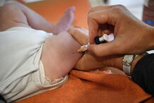 Bebés que viajem para a União Europeia devem ser vacinados contra o sarampo