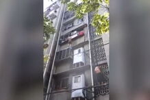 Homem escala prédio para salvar menino pendurado em varanda