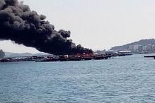 Barco arde com 48 pessoas na ilha da Toxa, na Galiza