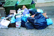 Lixo acumulado indigna munícipes de Almada