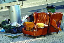 Lixo acumulado indigna munícipes de Almada