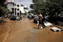 Carros afundados em lama no subúrbio de Maroussi, perto de Atenas