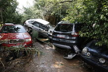 Carros afundados em lama no subúrbio de Maroussi, perto de Atenas