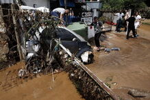 Carros afundados em lama no subúrbio de Maroussi, perto de Atenas