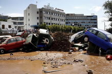 Carros afundados em lama no subúrbio de Maroussi, perto de Atenas