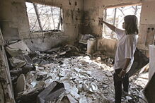 Uma moradora de Mati observa os estragos causados pelo fogo na sua residência