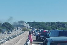 Carro em chamas na A2 faz parar o trânsito