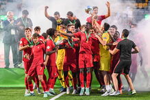 A euforia dos jogadores portugueses após o título histórico no Europeu de sub-19