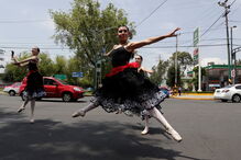 Bailarinas animam trânsito no México