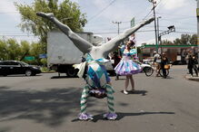 Bailarinas animam trânsito no México