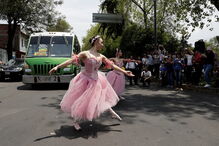 Bailarinas animam trânsito no México