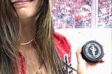 Mia Khalifa foi atingida por um disco de hóquei enquanto assitia ao jogo