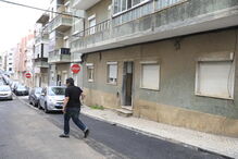 Homem barricado em prédio