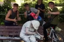 Mulher de 49 anos foi atacada por um grupo de adolescentes com ovos e farinha