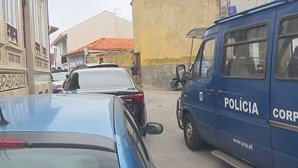 Homem que agrediu namorada e feriu polícia está cercado pela PSP